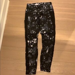 Lululemon black and white leggings with detail